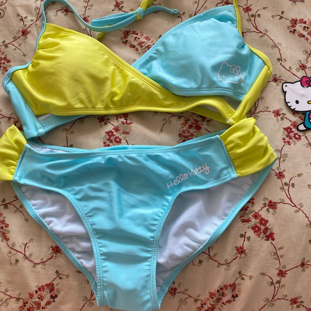 🐣🐣Hello Kitty Vibrant Yellow and Aqua Bikini size L